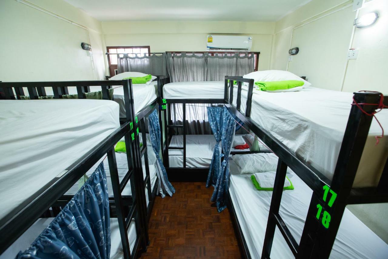 The Bridge Hostel Bangkok Exterior photo